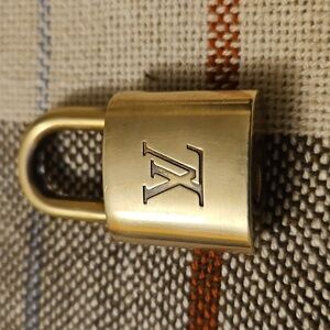 Louis Vuitton Lock #302